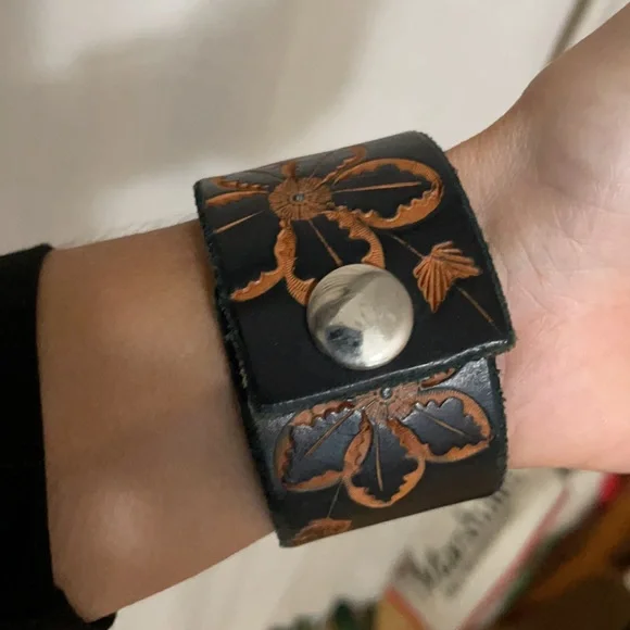 Stamped leather cuff bracelet - Picture 2 of 4